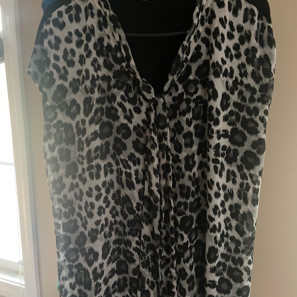 Sleeveless leopard shirt